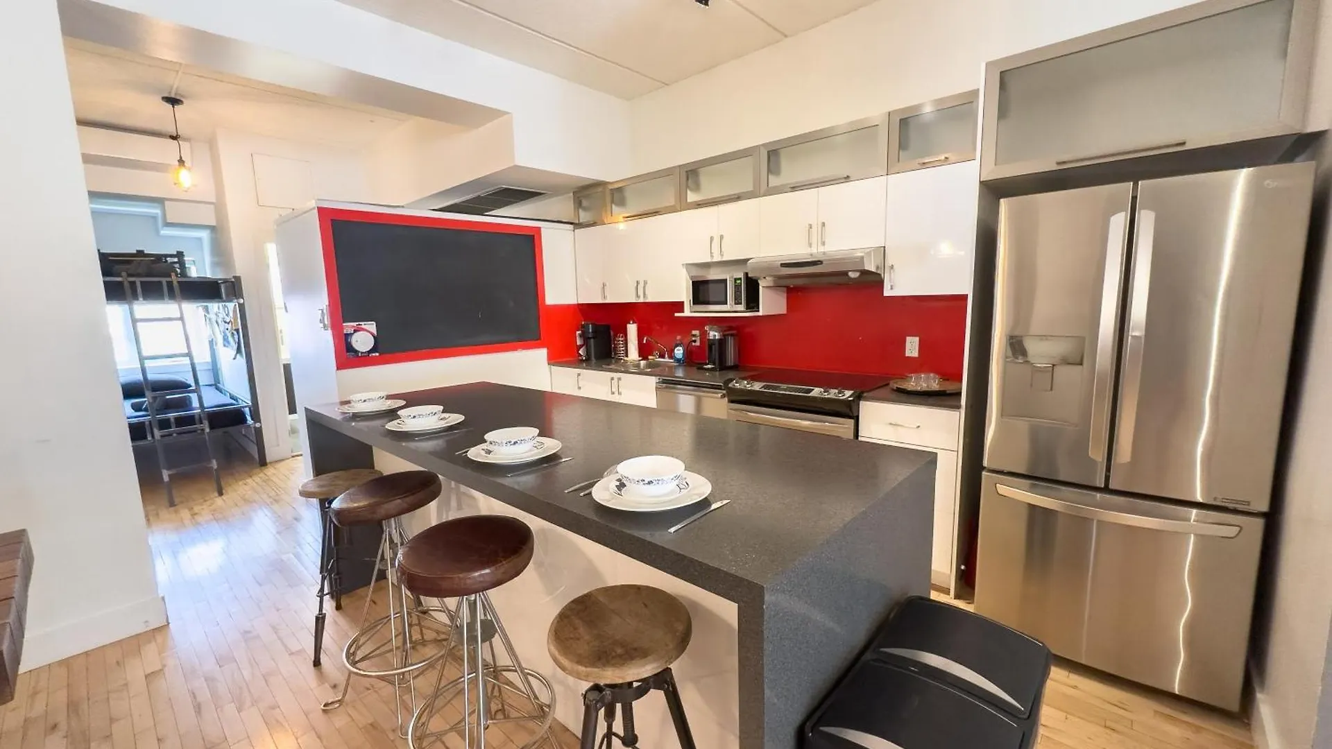 Apartment Luxury 5-Bedroom Pool Table 5 Min From Jarry Metro Montreal
