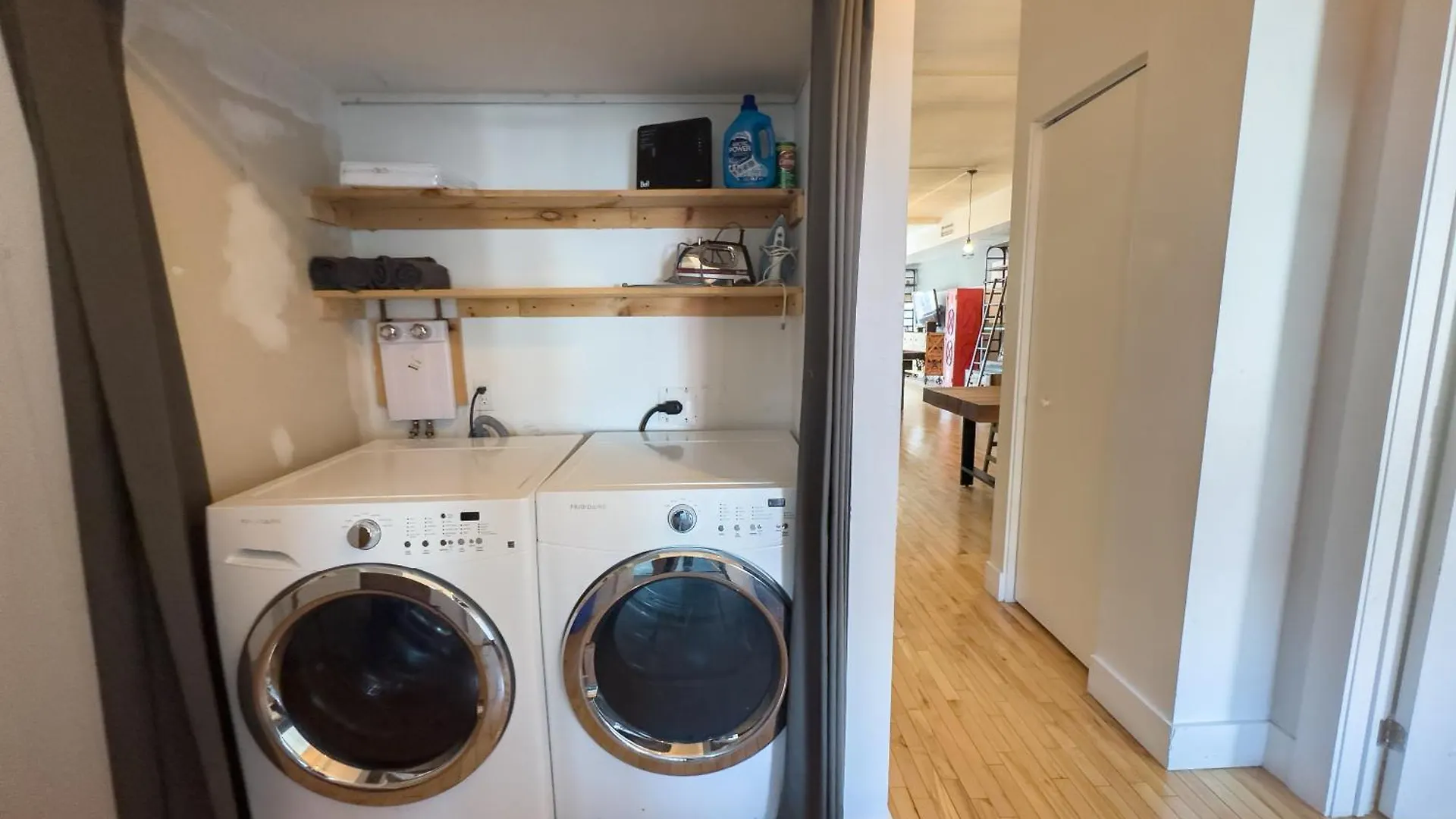Apartment Luxury 5-Bedroom Pool Table 5 Min From Jarry Metro Montreal