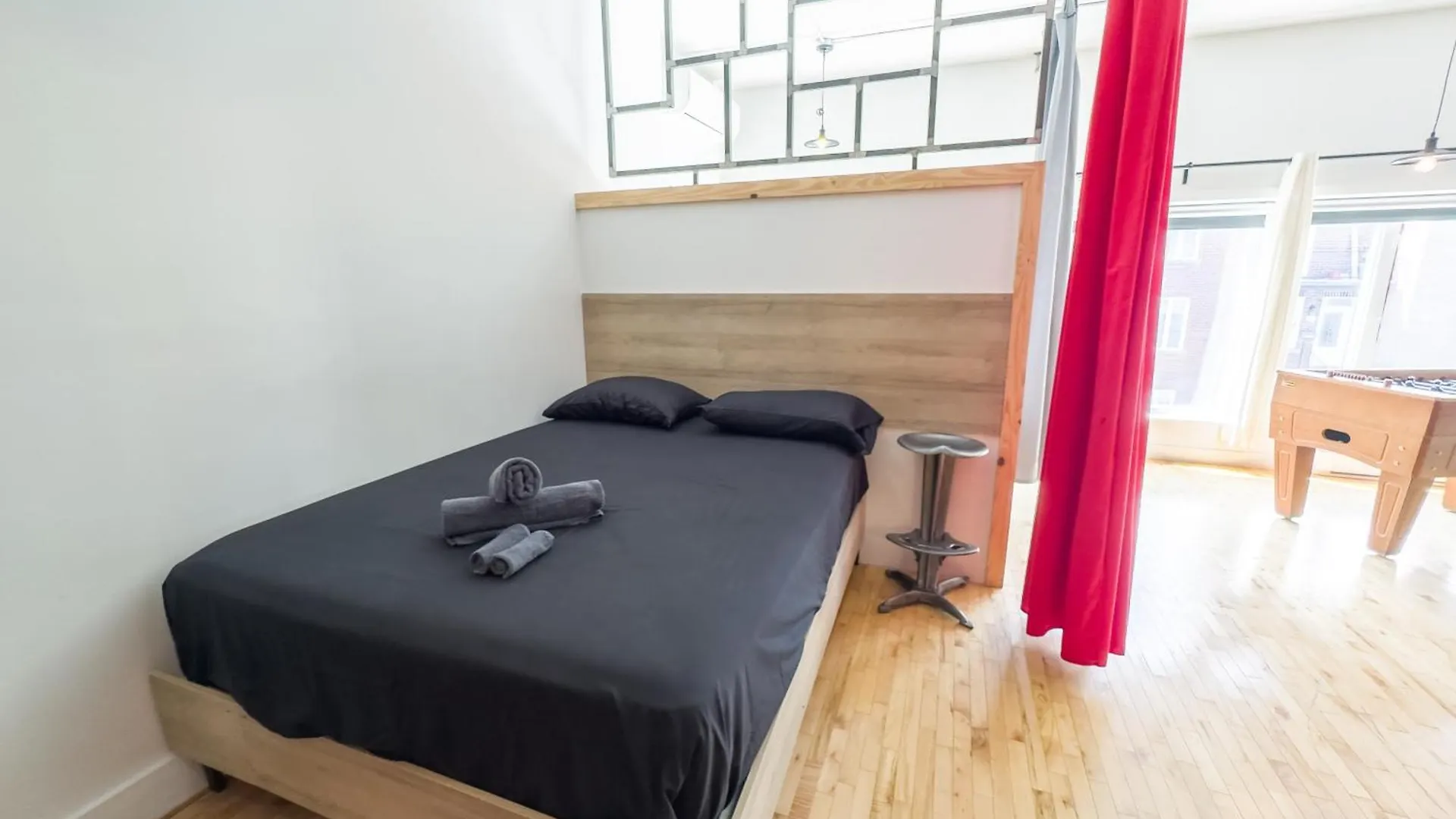 Luxury 5-Bedroom Pool Table 5 Min From Jarry Metro Montreal Apartment