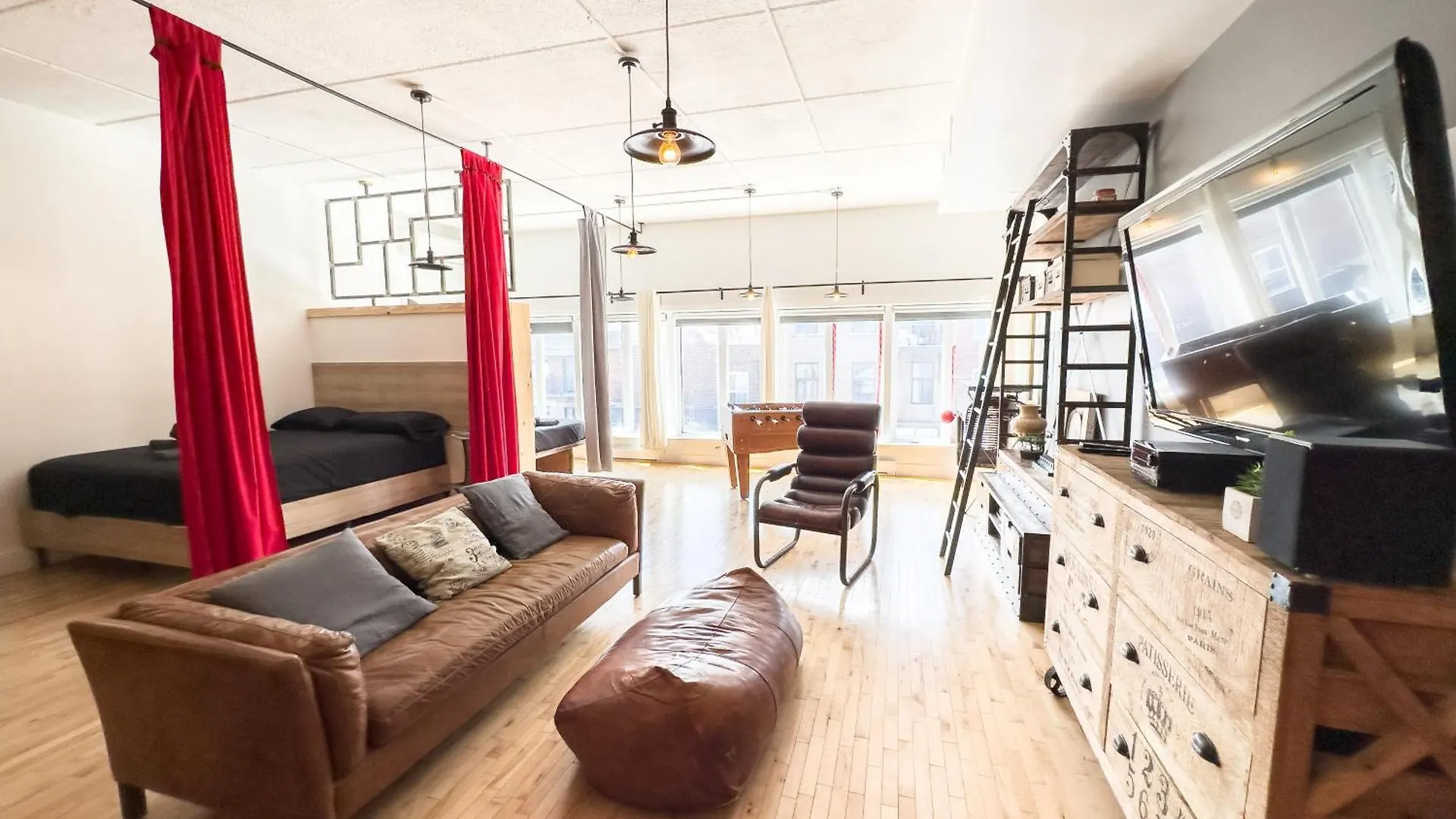 Apartment Luxury 5-Bedroom Pool Table 5 Min From Jarry Metro Montreal
