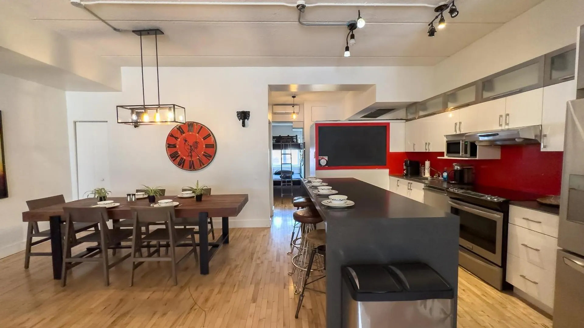 Luxury 5-Bedroom Pool Table 5 Min From Jarry Metro Montreal