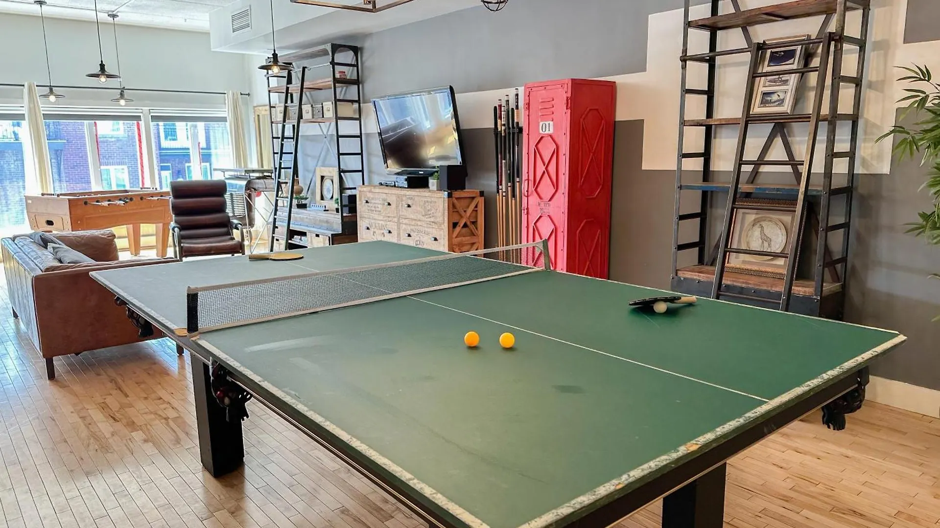 Apartment Luxury 5-Bedroom Pool Table 5 Min From Jarry Metro Montreal
