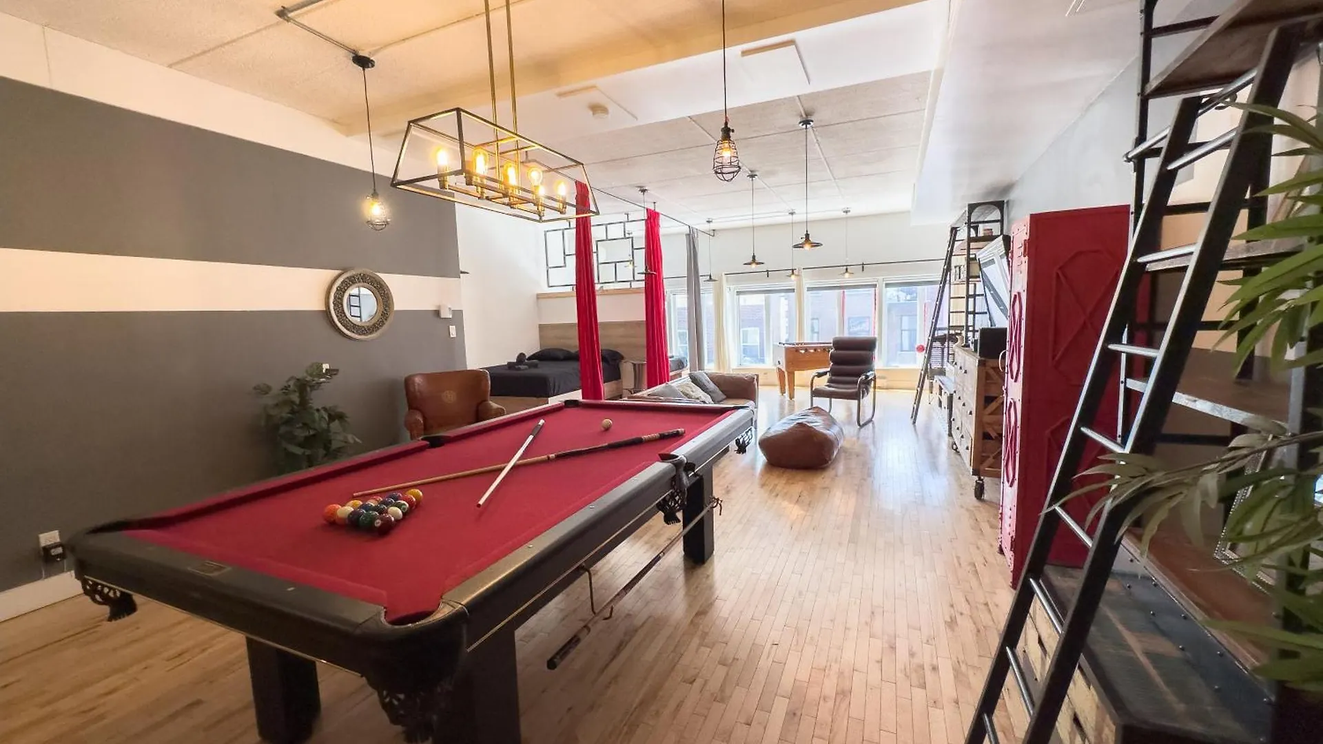 Apartment Luxury 5-Bedroom Pool Table 5 Min From Jarry Metro Montreal